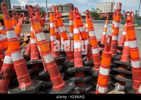 Las Vegas, Nevada - Barrières de circulation d'une route près de empilés site de construction. Banque D'Images