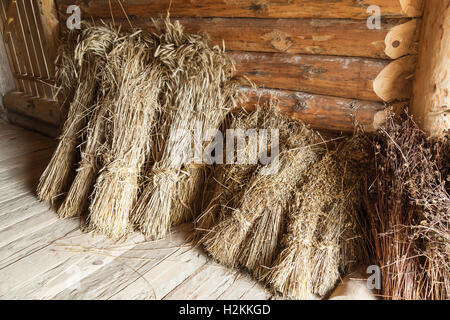 Les gerbes de foin dans la vieille grange en bois intérieur, objets russe rural Banque D'Images