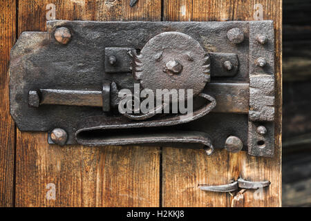 Ancienne serrure noir sur porte en bois brun Banque D'Images