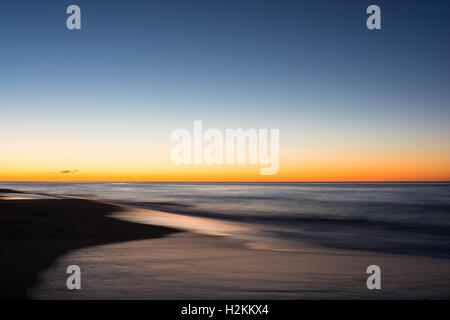 Le soleil se lève sur l'océan Atlantique à l'est de Long Island, New York Banque D'Images