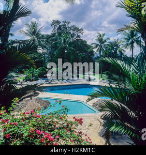 Piscine dans le jardin exotique de l'hôtel Shangri-La, à Singapour, en Asie Banque D'Images