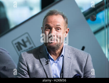 Derek Hatton interviewé à l'arène de l'AAC à Liverpool au cours de la conférence du parti travailliste 2016 Banque D'Images