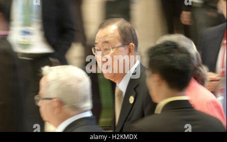 Le Secrétaire Général des Nations unies, Ban Ki-moon arrive à l'Association des nations de l'Asie du Sud-Est (ANASE), le sommet de la capitale laotienne Vientiane. Banque D'Images