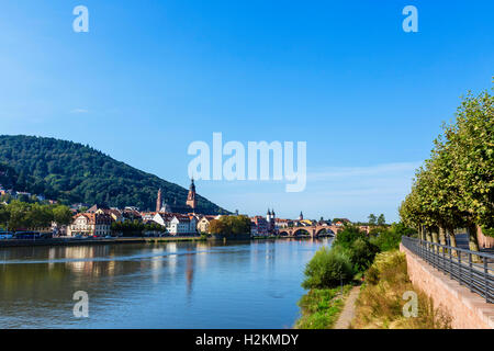 La rivière Necke vers l'Altstadt et le Vieux Pont, Heidelberg, Bade-Wurtemberg, Allemagne Banque D'Images