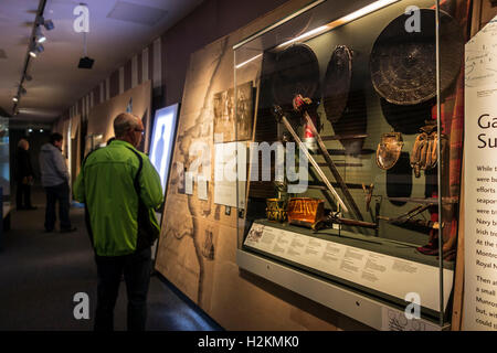 Les touristes visitant le centre de visiteurs à la bataille de Culloden près d'Inverness, Écosse, Royaume-Uni Banque D'Images