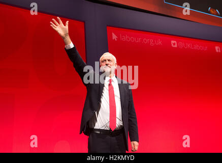 Leader du travail,les vagues,Jeremy Corbyn aux délégués après son discours à la conférence du parti travailliste à Liverpool Banque D'Images