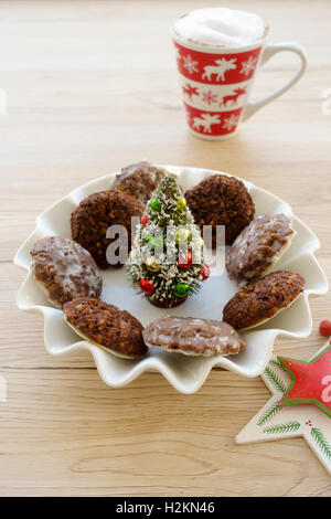 Mini Arbre de Noël dans la cuvette avec les biscuits de Noël Banque D'Images