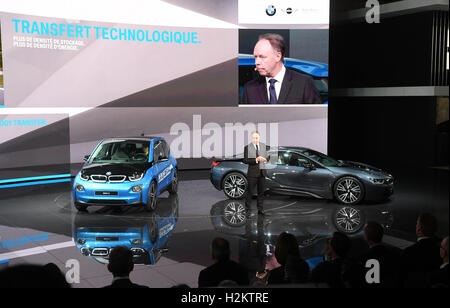 Paris, France. Sep 29, 2016. Ian Robertson, président des ventes et du marketing chez BMW, la présentation de l'e-sportscar BMW i8 (r) et une nouvelle version de la voiture électrique BMW i3 (l) lors de la première journée de la presse à l'Automobile de Paris (Mondial de l'Automobile) à Paris, France, 29 septembre 2016. Deux fois par an le salon de l'automobile est ouvert du 1 au 16 octobre 2016. PHOTO : ULI DECK/dpa/Alamy Live News Banque D'Images