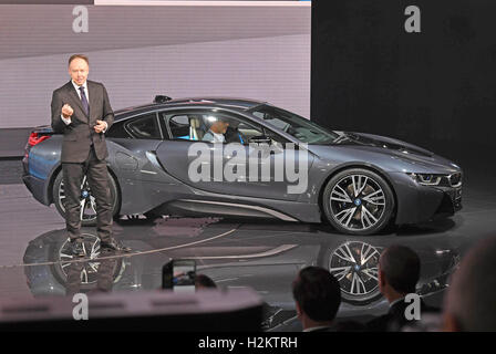 Paris, France. Sep 29, 2016. Ian Robertson, président des ventes et du marketing chez BMW, présenter une édition spéciale de l'e-sportscar BMW i8 au cours de la première journée de la presse à l'Automobile de Paris (Mondial de l'Automobile) à Paris, France, 29 septembre 2016. Deux fois par an le salon de l'automobile est ouvert du 1 au 16 octobre 2016. PHOTO : ULI DECK/dpa/Alamy Live News Banque D'Images