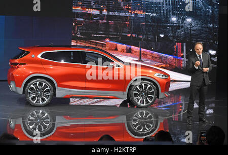 Paris, France. Sep 29, 2016. Ian Robertson, président des ventes et du marketing chez BMW, la présentation de la BMW Concept X2 au cours de la première journée de la presse à l'Automobile de Paris (Mondial de l'Automobile) à Paris, France, 29 septembre 2016. Deux fois par an le salon de l'automobile est ouvert du 1 au 16 octobre 2016. PHOTO : ULI DECK/dpa/Alamy Live News Banque D'Images