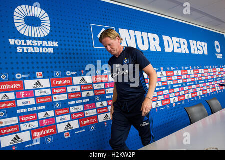 Hambourg, Allemagne. Sep 29, 2016. Markus Gisdol, le nouvel entraîneur du club de la Bundesliga allemande Hambourg SV, laissant après une conférence de presse à Hambourg, Allemagne, 29 septembre 2016. Hambourg SV jouer sur sc Hertha Berlin 01.10.2016 à Berlin. PHOTO : CHRISTIAN CHARISIUS/DPA/Alamy Live News Banque D'Images