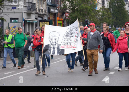 Bruxelles, Belgique. 29 Septembre, 2016. Les participants de la manifestation nationale contre la politique actuelle du gouvernement montrant des caricatures portent échoue pendant leur marche le jeudi 29 septembre 2016 à Bruxelles, Belgique : Crédit Skyfish/Alamy Live News Banque D'Images