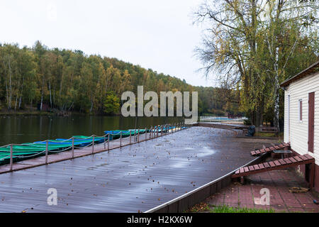 Moscou, Russie. Jeudi 29 Septembre, 2016. Météo : humide, humide et pluvieux à Moscou le dernière semaine de septembre. L'humidité est jusqu'à 81  %,  +8 degrés centigrades ( +46F). L'été de plaisir et de loisirs saison est presque terminée. La station de bateau vide. Crédit : Alex's Pictures/Alamy Live News Banque D'Images