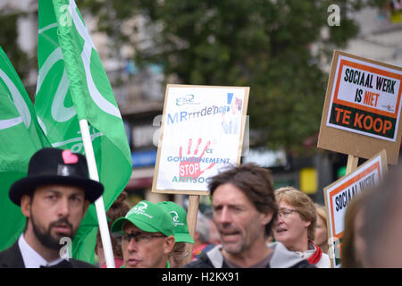 Bruxelles, Belgique. 29 Septembre, 2016. Les participants de la manifestation nationale contre la politique actuelle du gouvernement montrant des caricatures portent échoue pendant leur marche le jeudi 29 septembre 2016 à Bruxelles, Belgique : Crédit Skyfish/Alamy Live News Banque D'Images