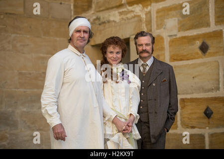 Thurnau, Allemagne. Sep 29, 2016 dpa-Exclusive. - Acteurs Rupert Everett (l) comme Oscar Wilde, Emily Watson comme Constance Wilde et Colin Firth comme auteur Reggie Turner, photographié pendant le tournage pour le Happy Prince à Thurnau, Allemagne, 29 septembre 2016. PHOTO : DANIEL KARMANN/DPA/Alamy Live News Banque D'Images