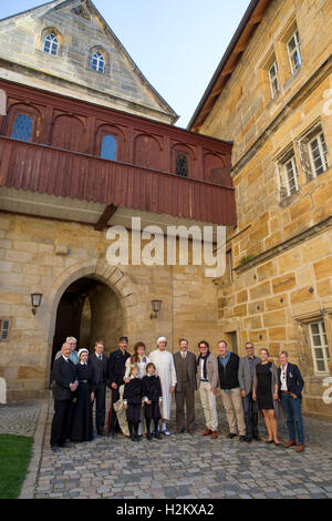 Thurnau, Allemagne. Sep 29, 2016 dpa-Exclusive. - L'acteur John Standing (l-r), Nikolaus Prediger (FilmFernsehFonds Bayern GmbH), acteurs Johanna Kirby, Edwin Thomas, Tom Colley et Emily Watson (comme Constance Wilde), Dylan (garçons/l) et Oliver (/r), acteurs Rupert Everett (comme Oscar Wilde) et Colin Firth (comme l'auteur Reggie Turner), les producteurs Philipp Kreuzer, Joerg Schulze, Andreas Konrad Johann, Beate Golembowski et Anja Metzger (FilmFernsehFonds Bayern GmbH), photographié pendant le tournage pour le Happy Prince à Thurnau, Allemagne, 29 septembre 2016. PHOTO : DANIEL KARMANN/DPA/Alamy Live News Banque D'Images