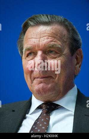 L'ancien chancelier allemand Gerhard Schröder (SPD) présentant la biographie 'Helmut Schmidt. Spaeten Die Jahre' (lit. 'La fin des années') par Thomas Karlauf à la Willy Brandt Haus à Berlin, Allemagne, 29 septembre 2016. PHOTO : Bernd VON JUTRCZENKA/dpa Banque D'Images