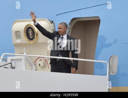 Le président des États-Unis Barack Obama comme il monte à l'Air Force One à Joint Base Andrews, dans le Maryland pour voler à Jérusalem à la tête de la délégation américaine aux funérailles de l'ancien président d'Israël Shimon Peres le jeudi 29 septembre 2016. Credit : Ron Sachs / Piscine via CNP /MediaPunch Banque D'Images