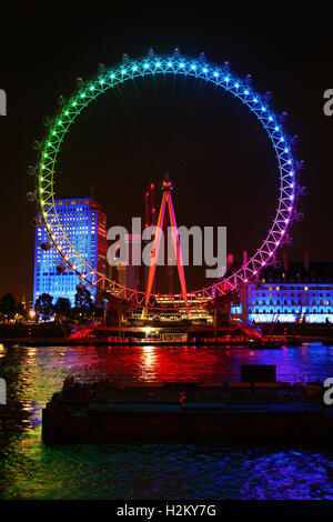 Londres, Royaume-Uni. 29 septembre 2016. Le London Eye a été illuminée en couleurs arc-en-ciel coloré pour promouvoir le film Trolls à Londres Crédit : Paul Brown/Alamy Live News Banque D'Images