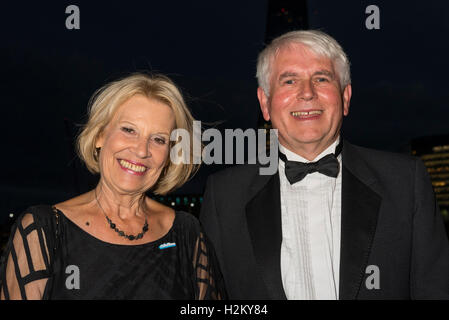 Londres, Royaume-Uni. 29 septembre 2016. L'ancien candidat à la Great British Bake-Off, Christine Wallace et partenaire assister à la Childline Bal à Old Billingsgate Market pour aider à célébrer 30 ans de Childline. Le thème de cette année est la grande Bake-Off britannique. Crédit : Stephen Chung / Alamy Live News Banque D'Images