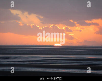 Morecambe Promenade de Morecambe, Lancashire, Royaume-Uni. Sep 29, 2016. Coucher de soleil sur Duddon Sands Windfarm Crédit : David Billinge/Alamy Live News Banque D'Images