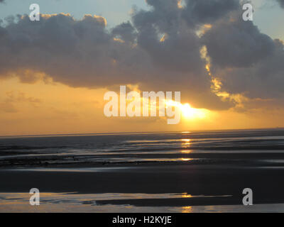 Morecambe Promenade de Morecambe, Lancashire, Royaume-Uni. Sep 29, 2016. Coucher de soleil sur Duddon Sands Windfarm Crédit : David Billinge/Alamy Live News Banque D'Images