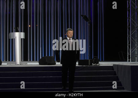 Kiev, Ukraine. Sep 29, 2016. Le président de Lukraine POROCHENKO a un discours à l'occasion d'un événement commémoratif à l'occasion du 75e anniversaire de l'assassinat de masse des Juifs de Kiev.L'Ukraine marque le 75e anniversaire de Babyn Yar' tragédie(××××™' ×××™"), dans laquelle plus de 33 milliers juifs, Gypsys, Ukrainiens et d'autres ont été tués par les forces allemandes. Le massacre de septembre 29-30, 1941 a été le plus grand massacre pour lequel le régime nazi et ses collaborateurs, ont été chargés au cours de sa campagne contre l'Union soviétique. © Sergii Kharchenko/ZUMA/Alamy Fil Live News Banque D'Images