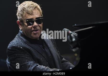 London, Ontario, Canada. Sep 29, 2016. Elton John en prestation au John Labatt Centre le 29 septembre à London, en Ontario. Credit : Baden Roth/ZUMA/Alamy Fil Live News Banque D'Images