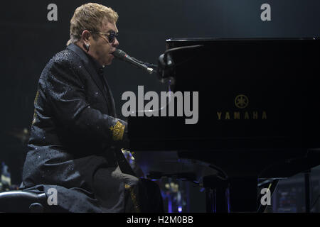 London, Ontario, Canada. Sep 29, 2016. Elton John en prestation au John Labatt Centre le 29 septembre à London, en Ontario. Credit : Baden Roth/ZUMA/Alamy Fil Live News Banque D'Images