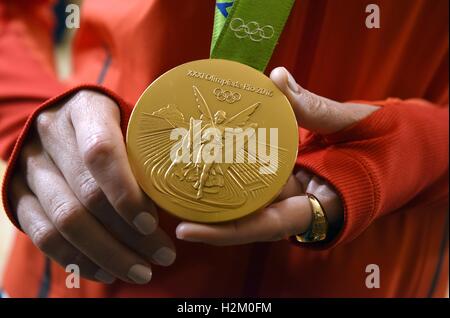 Washington, DC, USA. Sep 29, 2016. Un olympien montre sa médaille d'or au cours d'une cérémonie en l'honneur des membres de la U.S. 2016 Jeux olympiques et paralympiques d'équipes dans l'East Room de la Maison Blanche à Washington, DC, États-Unis, le 29 septembre, 2016. Credit : Yin Bogu/Xinhua/Alamy Live News Banque D'Images