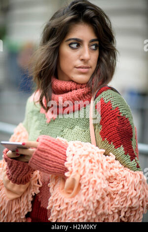 Paris, France. 29 Septembre, 2016. Un invité arrive sur trois jours au cours de la Fashion Week de Paris Printemps/Été 2017 Le 29 septembre 2016, à Paris, France. Credit : Hugh Peterswald/Alamy Live News Banque D'Images