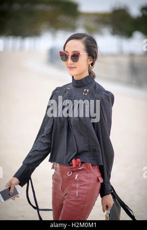 Paris, France. 29 Septembre, 2016. Un invité arrive sur trois jours au cours de la Fashion Week de Paris Printemps/Été 2017 Le 29 septembre 2016, à Paris, France. Credit : Hugh Peterswald/Alamy Live News Banque D'Images