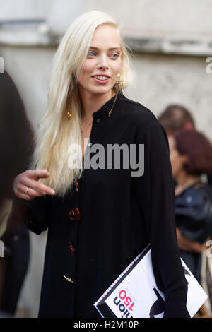Paris, France. 28 Septembre, 2016. Les clients arrivent pour la Rochas Printemps/Été 17 Collection défilé lors de la Fashion Week de Paris. Le 28 septembre 2016, à Paris, France. Credit : Hugh Peterswald/Alamy Live News Banque D'Images