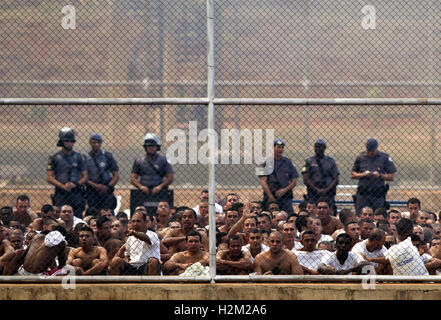 Sao Paulo, Brésil. Sep 29, 2016. Les détenus s'asseoir sur le sol à l'Jardinopolis prison, après une émeute a été contenues ici dans l'état de Sao Paulo, Brésil, le 29 septembre, 2016. Le service de presse de l'État a annoncé qu'environ 200 prisonniers s'étaient échappés de la prison de Jardinopolis, au nord-ouest de Sao Paulo, tôt le matin. Plus tard, le G1 news portal dit sur 100 avaient été repris. Credit : Webinar Sian/AGENCIA ESTADO/Xinhua/Alamy Live News Banque D'Images