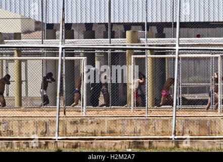 Sao Paulo, Brésil. Sep 29, 2016. Les détenus à pied dans la ligne à la prison Jardinopolis, après une émeute a été contenues ici dans l'état de Sao Paulo, Brésil, le 29 septembre, 2016. Le service de presse de l'État a annoncé qu'environ 200 prisonniers s'étaient échappés de la prison de Jardinopolis, au nord-ouest de Sao Paulo, tôt le matin. Plus tard, le G1 news portal dit sur 100 avaient été repris. Credit : Webinar Sian/AGENCIA ESTADO/Xinhua/Alamy Live News Banque D'Images