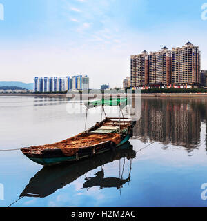 Haifeng, Haifeng, Chine. 28 Sep, 2016. Haifeng, le 28 septembre 2016 CHINE- : (usage éditorial uniquement. Chine OUT) un bateau de pêche est accosté à Pinqing Lake dans le sud de la Chine, Haifeng Â.s la province de Guangdong. © SIPA Asie/ZUMA/Alamy Fil Live News Banque D'Images