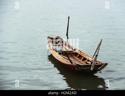 Haifeng, Haifeng, Chine. 28 Sep, 2016. Haifeng, le 28 septembre 2016 CHINE- : (usage éditorial uniquement. Chine OUT) un bateau de pêche est accosté à Pinqing Lake dans le sud de la Chine, Haifeng Â.s la province de Guangdong. © SIPA Asie/ZUMA/Alamy Fil Live News Banque D'Images