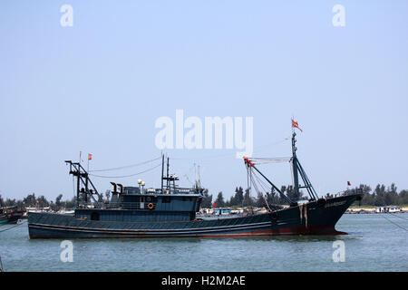 Haifeng, Haifeng, Chine. 28 Sep, 2016. Haifeng, le 28 septembre 2016 CHINE- : ?(EDITORIAL ?utiliser ?SEULEMENT. ?CHINE ?OUT) bateaux de pêche sont amarrés à Pinqing Lake dans le sud de la Chine, Haifeng Â.s la province de Guangdong. © SIPA Asie/ZUMA/Alamy Fil Live News Banque D'Images