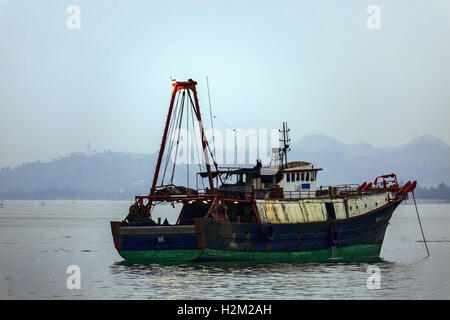 Haifeng, Haifeng, Chine. 28 Sep, 2016. Haifeng, le 28 septembre 2016 CHINE- : (usage éditorial uniquement. Chine OUT) un bateau de pêche est accosté à Pinqing Lake dans le sud de la Chine, Haifeng Â.s la province de Guangdong. © SIPA Asie/ZUMA/Alamy Fil Live News Banque D'Images