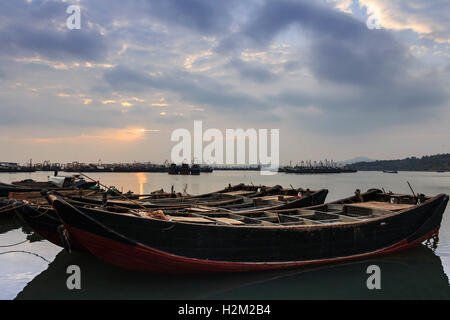 Haifeng, Haifeng, Chine. 28 Sep, 2016. Haifeng, le 28 septembre 2016 CHINE- : ?(EDITORIAL ?utiliser ?SEULEMENT. ?CHINE ?OUT) bateaux de pêche sont amarrés à Pinqing Lake dans le sud de la Chine, Haifeng Â.s la province de Guangdong. © SIPA Asie/ZUMA/Alamy Fil Live News Banque D'Images