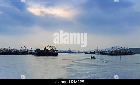 Haifeng, Haifeng, Chine. 28 Sep, 2016. Haifeng, le 28 septembre 2016 CHINE- : ?(EDITORIAL ?utiliser ?SEULEMENT. ?CHINE ?OUT) bateaux de pêche sont amarrés à Pinqing Lake dans le sud de la Chine, Haifeng Â.s la province de Guangdong. © SIPA Asie/ZUMA/Alamy Fil Live News Banque D'Images