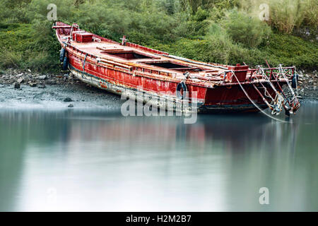 Haifeng, Haifeng, Chine. 28 Sep, 2016. Haifeng, le 28 septembre 2016 CHINE- : (usage éditorial uniquement. Chine OUT) un bateau de pêche est accosté à Pinqing Lake dans le sud de la Chine, Haifeng Â.s la province de Guangdong. © SIPA Asie/ZUMA/Alamy Fil Live News Banque D'Images