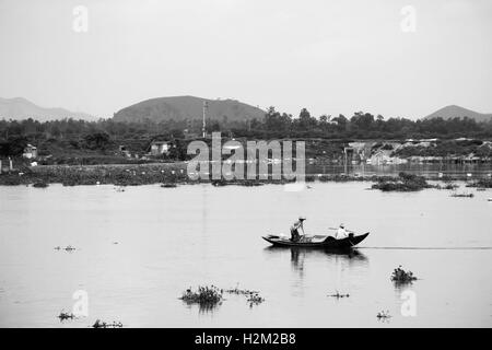 Haifeng, Haifeng, Chine. 28 Sep, 2016. Haifeng, le 28 septembre 2016 CHINE- : (usage éditorial uniquement. Chine OUT) Les pêcheurs se présentent sur le bateau de pêche au lac Pinqing Haifeng, la Chine du sud dans¡¯s â la province de Guangdong. © SIPA Asie/ZUMA/Alamy Fil Live News Banque D'Images