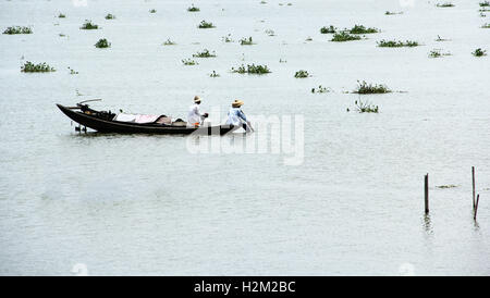 Haifeng, Haifeng, Chine. 28 Sep, 2016. Haifeng, le 28 septembre 2016 CHINE- : (usage éditorial uniquement. Chine OUT) Les pêcheurs se présentent sur le bateau de pêche au lac Pinqing Haifeng, la Chine du sud dans¡¯s â la province de Guangdong. © SIPA Asie/ZUMA/Alamy Fil Live News Banque D'Images