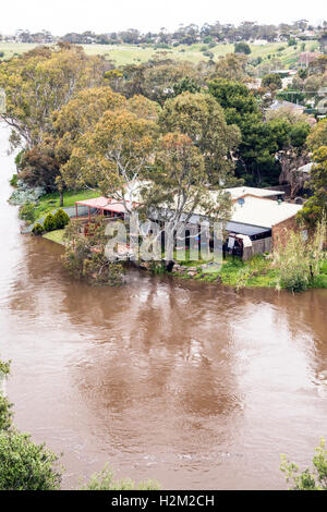 Old Noarlunga, Australie du Sud. 30 Septembre, 2016. L'inondation de la rivière Onkaparinga gonflée menace homes dans Old Noarlunga, au sud d'Adélaïde, comme la plus grande tempête à 50 ans hits Australie du Sud. Credit : Raymond Warren/Alamy Live News Banque D'Images