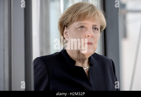 Berlin, Allemagne. Sep 30, 2016. La chancelière allemande Angela Merkel arrive à écrire une entrée dans le livre de condoléances pour le défunt ancien président israélien Shimon Peres (1923-2016) dans l'ambassade d'Israël à Berlin, Allemagne, 30 septembre 2016. Photo : MICHAEL KAPPELER/dpa/Alamy Live News Banque D'Images