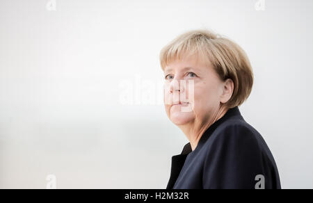 Berlin, Allemagne. Sep 30, 2016. La chancelière allemande Angela Merkel arrive à écrire une entrée dans le livre de condoléances pour le défunt ancien président israélien Shimon Peres (1923-2016) dans l'ambassade d'Israël à Berlin, Allemagne, 30 septembre 2016. Photo : MICHAEL KAPPELER/dpa/Alamy Live News Banque D'Images