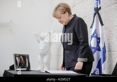 Berlin, Allemagne. Sep 30, 2016. La chancelière allemande, Angela Merkel, se tient devant le livre de condoléances pour le défunt ancien président israélien Shimon Peres (1923-2016) dans l'ambassade d'Israël à Berlin, Allemagne, 30 septembre 2016. Photo : MICHAEL KAPPELER/dpa/Alamy Live News Banque D'Images