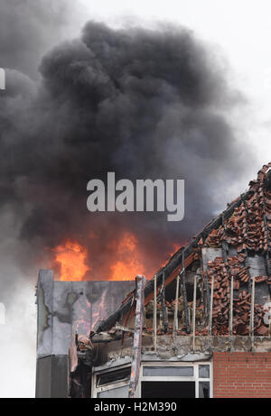 Bochum, Allemagne. Sep 30, 2016. Les flammes s'élèvent sur les combles d'un bâtiment à l'hôpital Bergmannsheil de Bochum, Allemagne, 30 septembre 2016. Selon le service d'incendie, deux personnes ont été tuées et au moins 16 blessés dans l'incendie de grande ampleur à l'hôpital. Photo : BERND THISSEN/dpa/Alamy Live News Banque D'Images