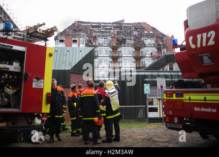 Bochum, Allemagne. Sep 30, 2016. Les pompiers s'en tenir à l'Hôpital Universitaire de Bergmannsheil en partie détruit suite à un incendie la nuit à Bochum, Allemagne, 30 septembre 2016. Selon le service d'incendie, deux personnes ont été tuées et au moins 16 blessés dans l'incendie de grande ampleur. Photo : MARCEL KUSCH/dpa/Alamy Live News Banque D'Images